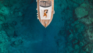 stel ligt romantisch op dek van een schip