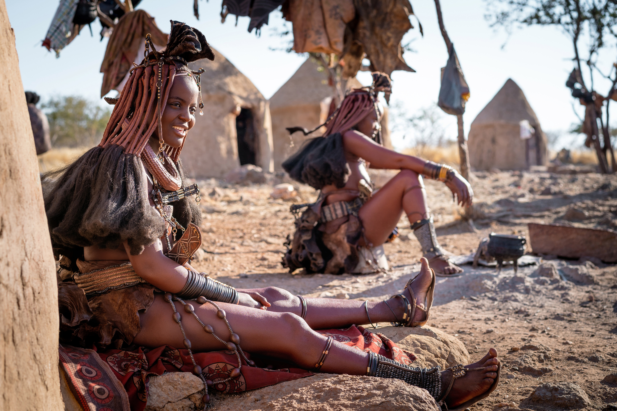In de droge valleien van Kaokoland in Namibië leven de Himba, herkenbaar aan hun met oker en vet ingesmeerde huid, kunstig gevlochten haar en leren rokken.