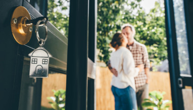 stel viert verhuizing in tuin