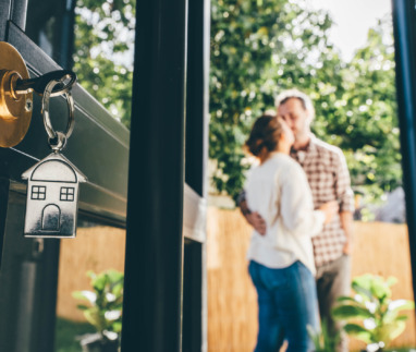 stel viert verhuizing in tuin