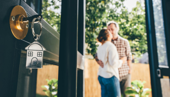 stel viert verhuizing in tuin