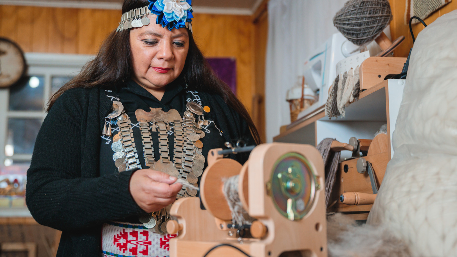 In de omgeving van Junín de los Andes kun je lokale Mapuche bezoeken die hun land herwinnen via ecotoerisme en landbouw. Je leert er over hun strijd voor autonomie, spirituele tradities en de rol van vrouwen in hun gemeenschap.