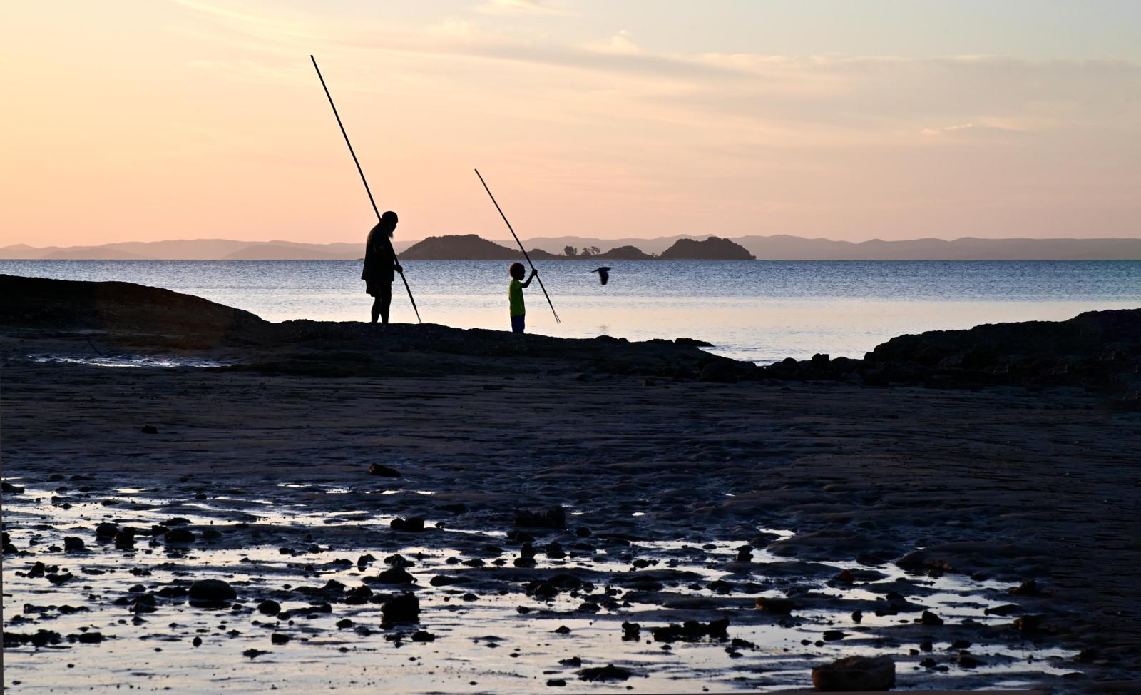 Tussen het noordelijkste puntje van het Australische Queensland en Papoea-Nieuw-Guinea liggen de Torres Strait Islands. De inheemse bevolking van deze eilanden beschouwt zich niet als Aboriginals, maar als Melanesiërs. 