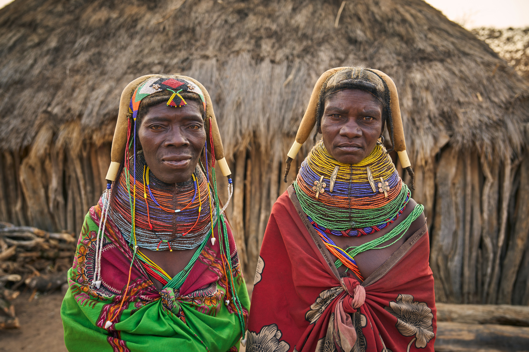 In de zuidelijke savannes van Angola wonen gemeenschappen die nog maar zelden in aanraking zijn gekomen met buitenstaanders. Mwila-vrouwen versieren hun vlechten met kralen en klei. Hun tradities, doorgegeven in liederen en lichaamsversieringen, zijn even fragiel als uniek.