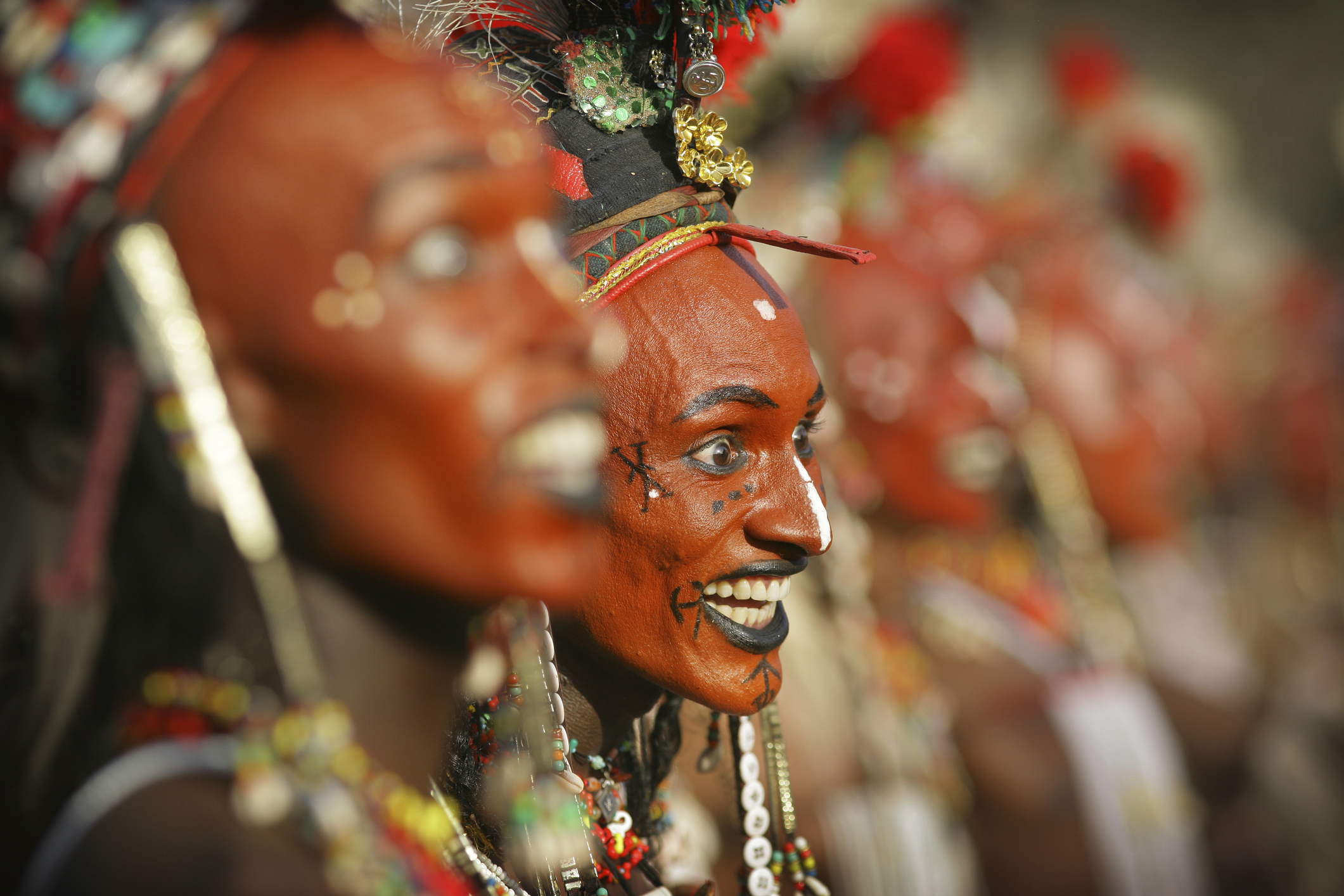 Buurlanden Tsjaad en Niger zijn goed te combineren. Het absolute hoogtepunt van deze ‘expeditie’ is een bezoek aan het jaarlijkse Gerewol-festival. Dit is een nomadische datingshow waarop nomadische Wodaabe-mannen zich zo mooi mogelijk aankleden en hun gezicht met met okergele en witte make-up versieren, en vervolgens rollen met hun ogen en hun tanden laten zien om vrouwen te verleiden.