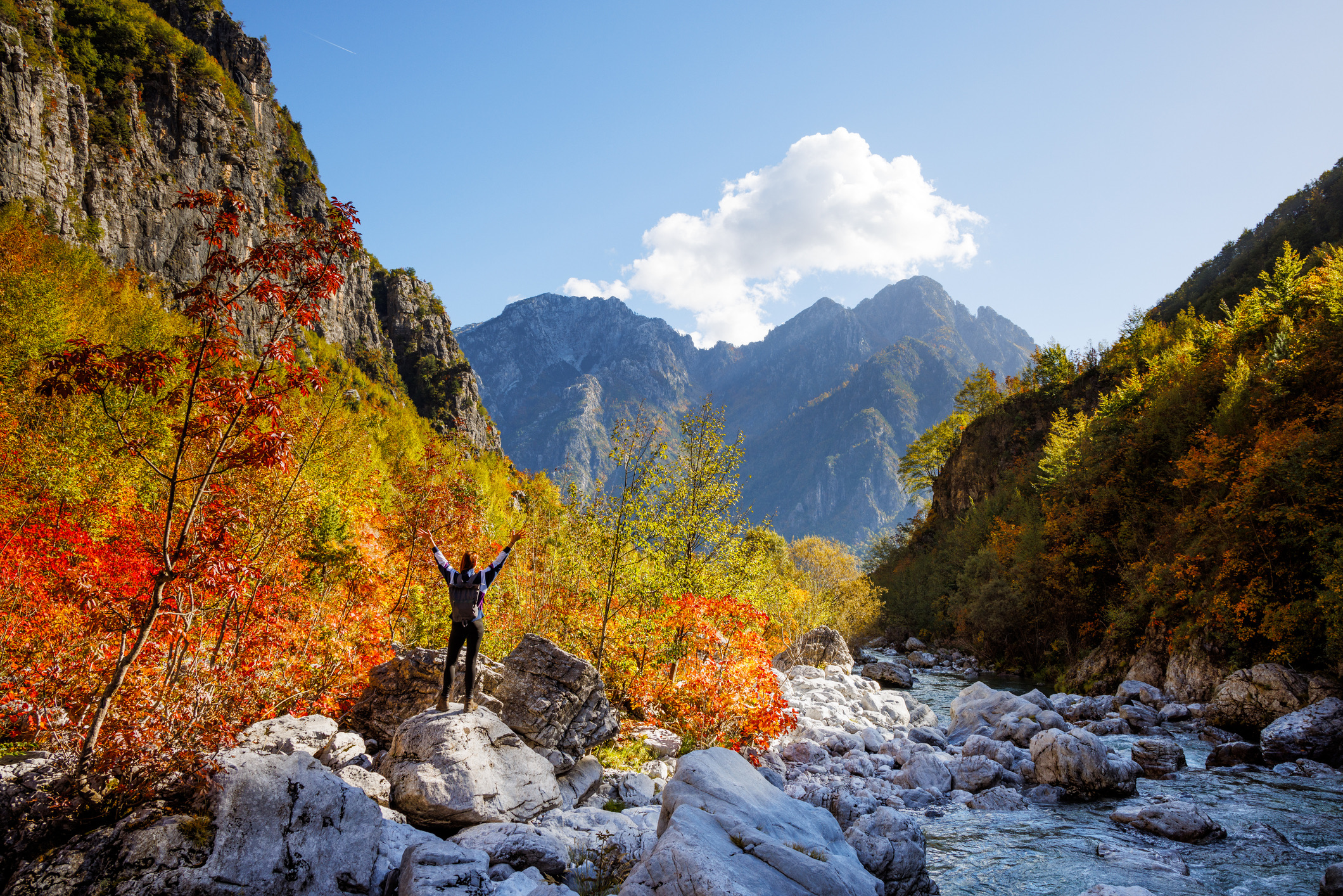 Diep verscholen in de Albanese Alpen ligt Theth, een bergdorp dat in de herfst wordt omringd door vurige bossen en mystiek ochtendlicht. De wandelroutes naar de Valbona-pas, de Grunas-waterval en de beroemde kerk van Theth zijn vrijwel verlaten, terwijl de berglucht kraakhelder is.