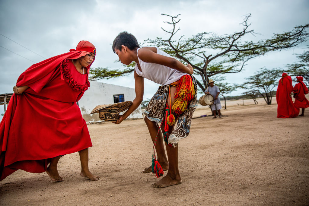 De Wayuu zijn een matrilineaal volk dat leeft in de droge woestijn van La Guajira. Ze staan bekend om hun kleurrijke mochila-tassen en weeftradities.