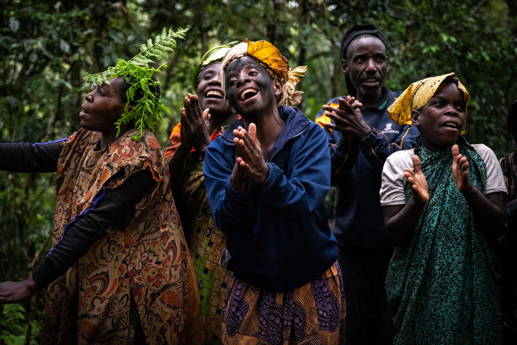 De Batwa leefden eeuwenlang diep in de regenwouden in Centraal-Afrika, waar zij als jagers-verzamelaars thuis waren. Bij de aanleg van nationale parken werden zij echter verdreven, waardoor hun cultuur zwaar onder druk kwam te staan. Nu vechten ze voor erkenning en behoud van hun cultuur.