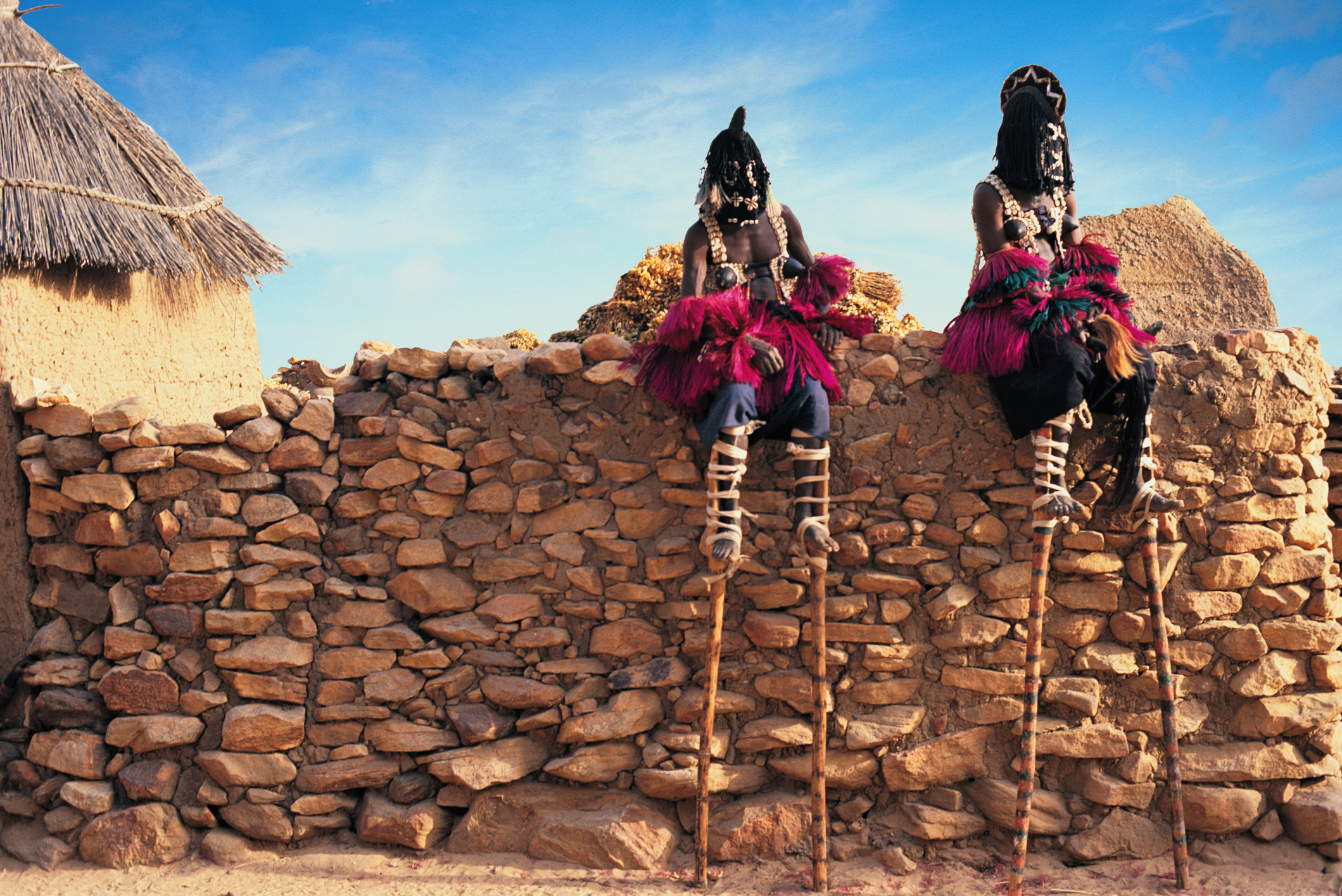 Langs de steile door Unesco als werelderfgoed erkende Bandiagara-kliffen lijkt de tijd eeuwenlang te hebben stilgestaan. Dogon-dorpen, opgetrokken uit leem en hout, kleven als adelaarsnesten tegen de rotswand. De animistische geloofstradities, de maskerdansen en het zorgvuldig bewaarde systeem van dorpsoudsten maken de Dogon tot een van de meest intrigerende culturen van Afrika.