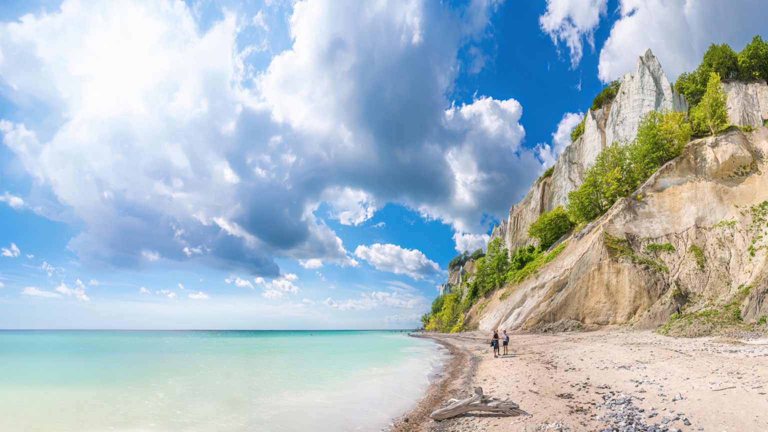 De krijtwitte kliffen van Møns Klint aan de oostkust van het Deense eiland Møn rijzen spectaculair op uit de Oostzee en behoren tot de meest iconische landschappen van Noord-Europa. 