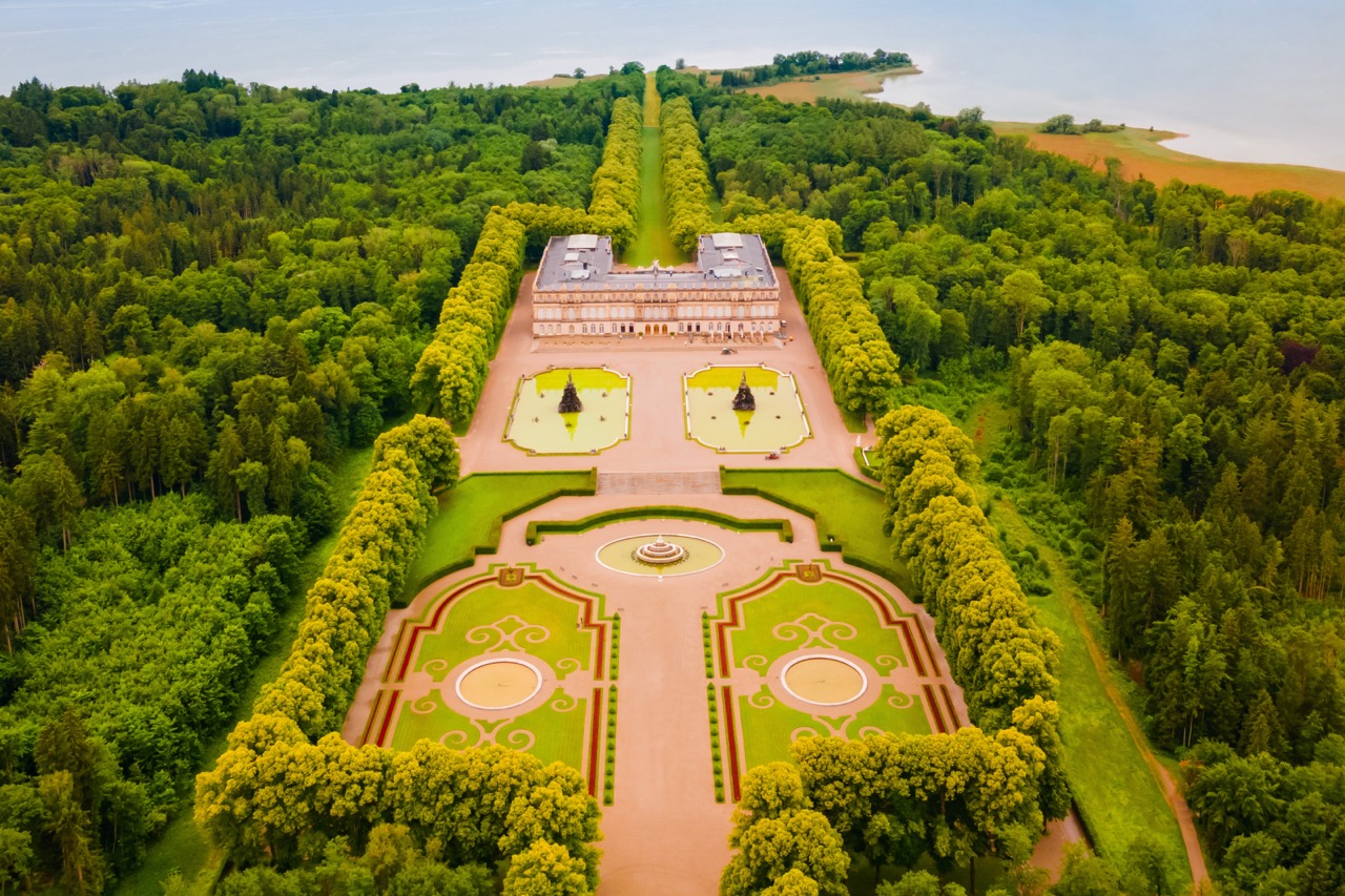 Koning Ludwig II van Beieren, ook wel de Duitse ‘sprookjeskoning’ genoemd, liet in de negentiende eeuw vier buitengewone paleizen bouwen. Neuschwanstein inspireerde Disney, Linderhof is een rococo-juweel, Herrenchiemsee een ode aan Versailles en Schachen een exotisch chalet in de Alpen.
