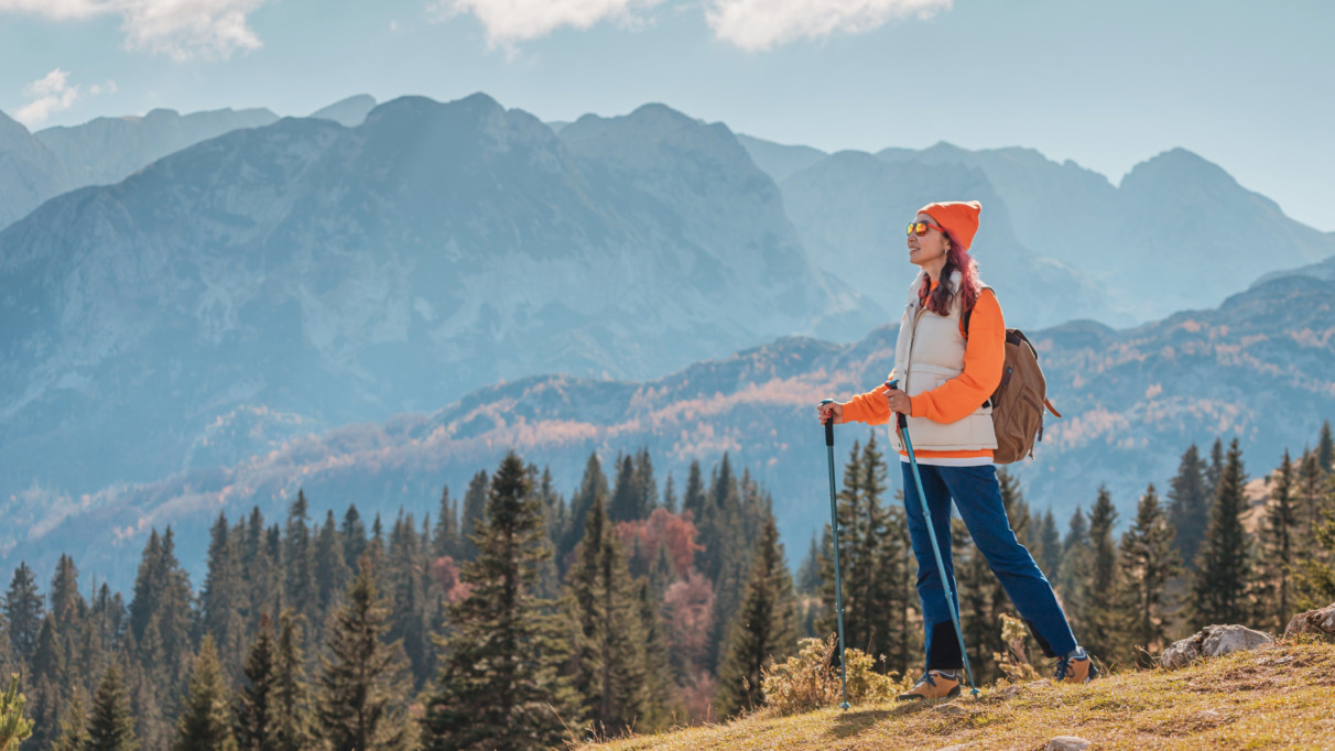 Vrouwelijke hiker geniet van uitzicht over de bergen van Montenegro