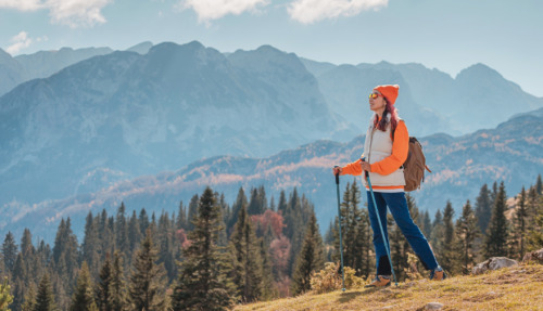 Vrouwelijke hiker geniet van uitzicht over de bergen van Montenegro