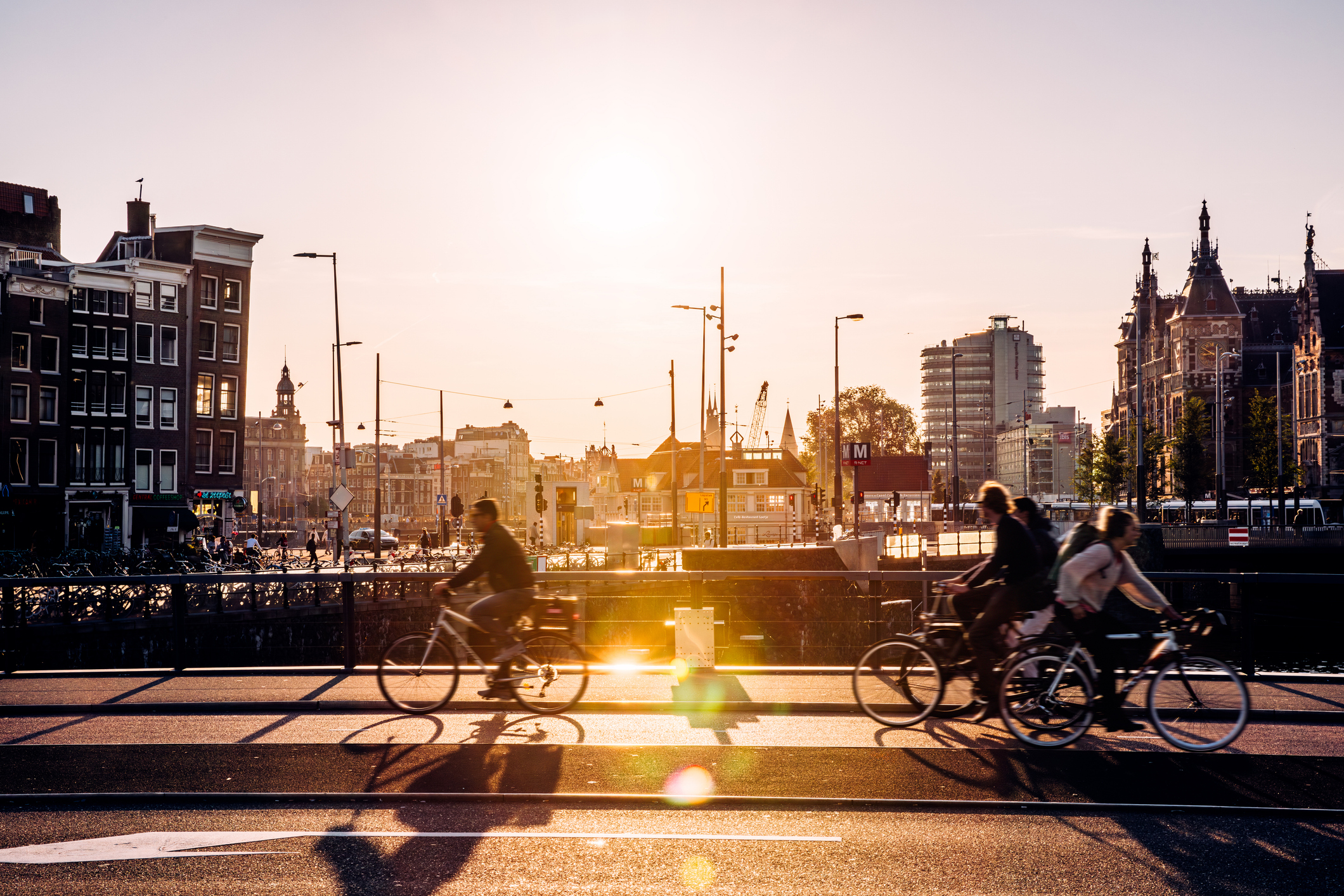 ook Nederland staat in de mondiale top tien beste landen om naartoe te emigreren. Ons eigen land staat samen met Denemarken op een gedeelde achtste plaats dankzij goede infrastructuur, hoge geluks- en welzijnsscores en een open, internationale samenleving. 