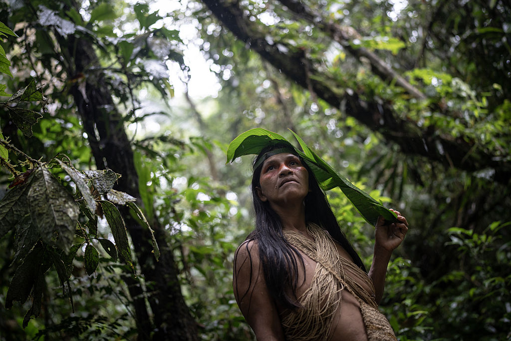De Huaorani leven in het Yasuni National Park in Ecuador, een van de meest biodiverse gebieden ter wereld. Hoewel sommige Huaorani nog in vrijwillige isolatie leven, stellen anderen hun dorpen open voor bezoekers. Je reist per kano en verblijft in een gemeenschap die zelf bepaalt hoe en wat zij delen. 