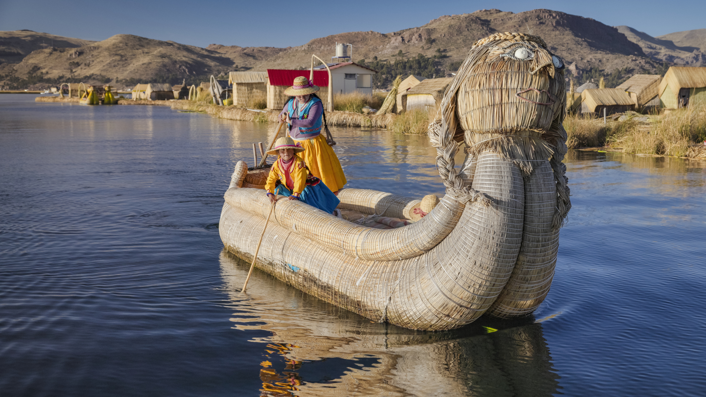 Op het hoogst bevaarbare meer ter wereld leven de Uros al eeuwenlang op drijvende eilanden van totora-riet. Volgens hun overlevering weken ze ooit uit naar het meer om te ontsnappen aan vijandige stammen; sindsdien bouwen ze hun huizen, boten en zelfs speeltuinen van riet. 