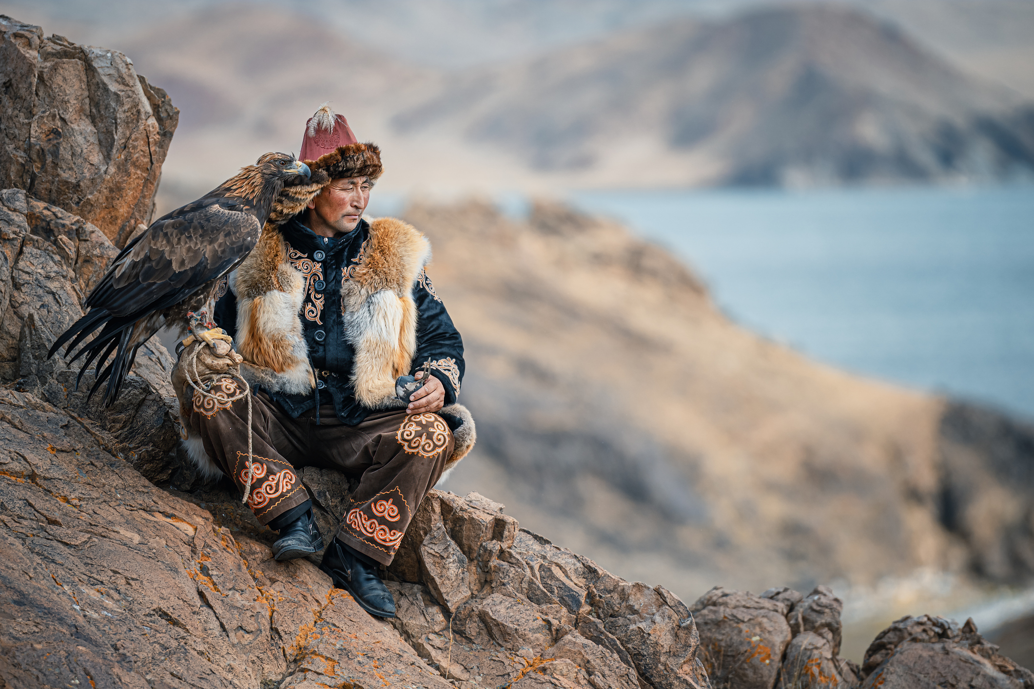 In het uiterste westen van Mongolië leven de Kazachen, een islamitische minderheid die bekendstaat om hun eeuwenoude traditie van adelaarsjacht. Tijdens het jaarlijkse Golden Eagle Festival tonen jagers hun kunde in een landschap van besneeuwde bergtoppen en eindeloze valleien.