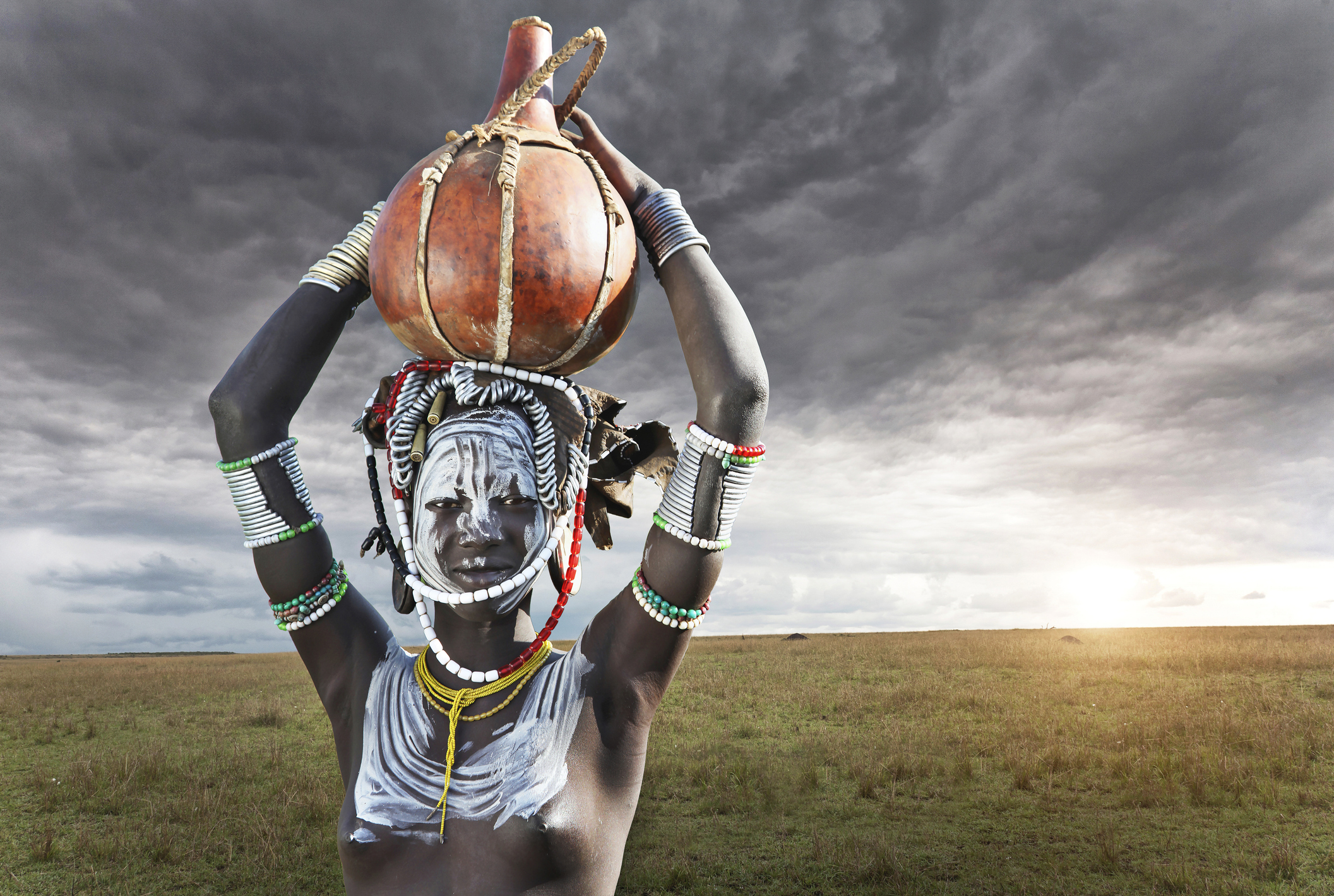 In het uiterste zuiden van Ethiopië ligt de Omovallei, een van de meest cultureel diverse regio’s van Afrika. Hier leven meer dan tien etnische groepen, ieder met hun eigen rituelen, kunstvormen en levenswijze. De Hamar vallen op door hun met klei en boter ingesmeerde kapsels en de spectaculaire bull jumping-ceremonie waarmee jongens hun overgang naar volwassenheid markeren. De Mursi zijn beroemd om de lipplaten van hun vrouwen, die traditioneel symbool staan voor schoonheid en status.