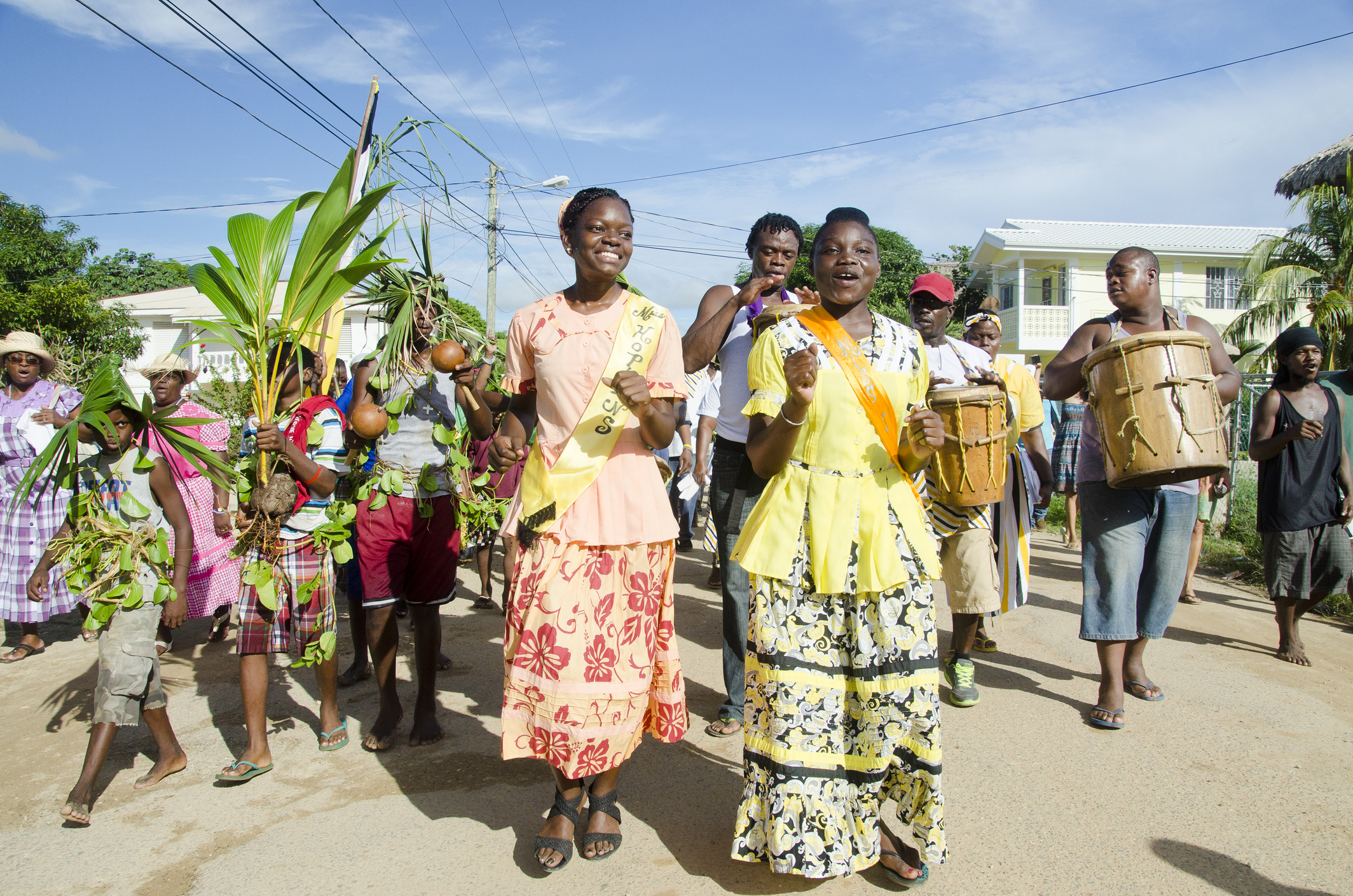 De Garifuna zijn ontstaan uit een vermenging van Afrikaanse, Arawak- en Caribische voorouders en hebben een krachtige maritieme cultuur opgebouwd. Hun trommelmuziek en dansen behoren tot Unesco-werelderfgoed en vormen een brug tussen voorouders en de zee. 
