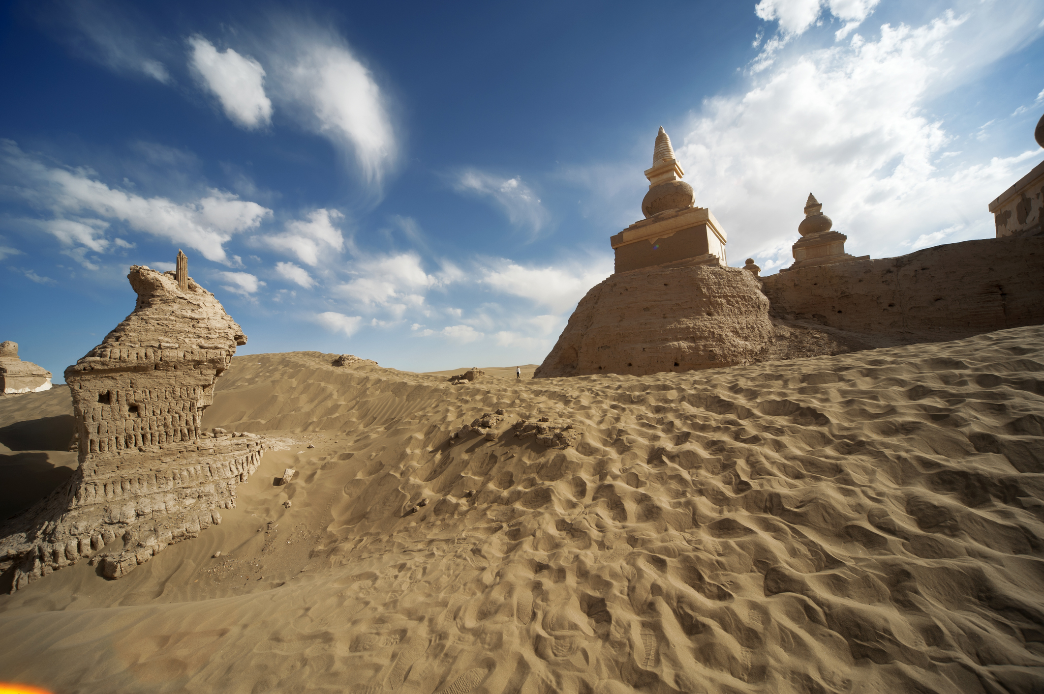 Aan de voet van het Chinese Helan-gebergte in Ningxia liggen de indrukwekkende grafheuvels van de Xixia-dynastie, ook wel de Westelijke Xia genoemd. Deze lemen mausolea, vaak vergeleken met piramides, zijn omgeven door paleisresten en bergen die voor een fotogeniek decor zorgen.