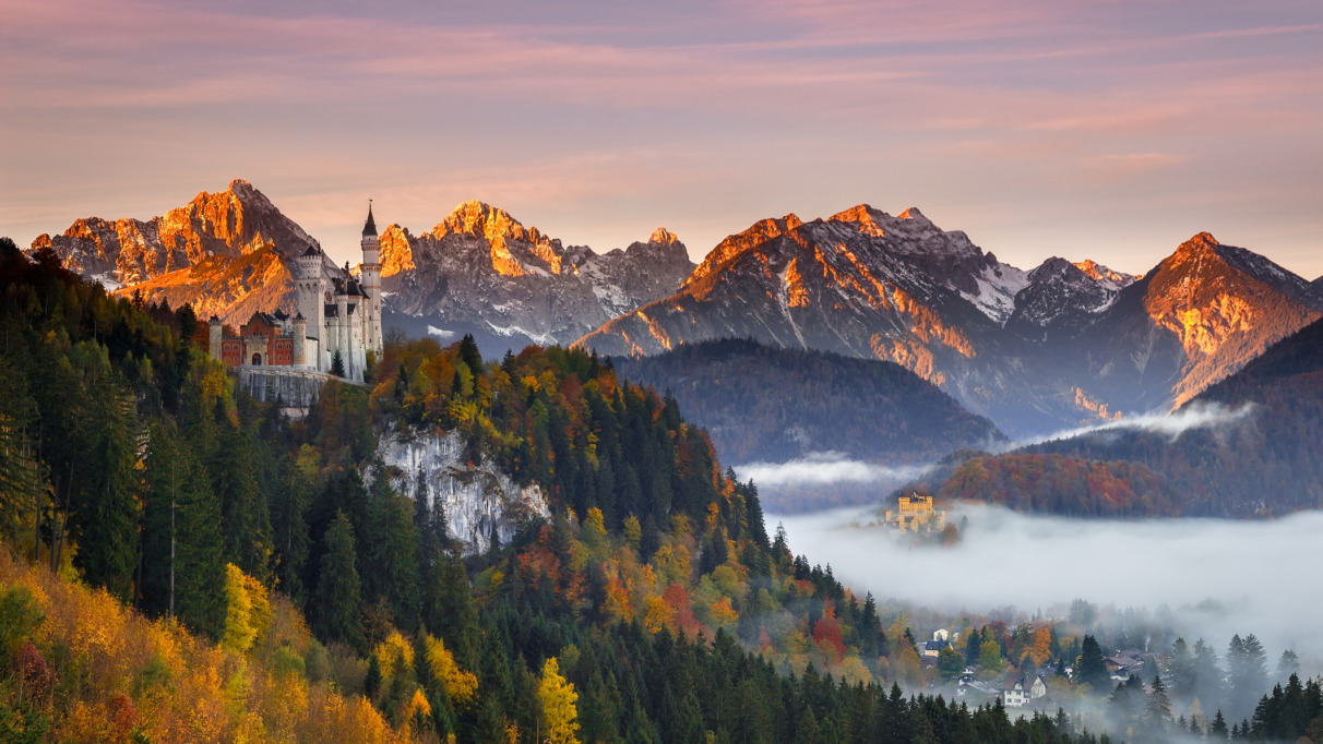 Neuschwanstein-kasteel in de Beierse Alpen bij zonsopkomst, nieuw Unesco-werelderfgoed 2025