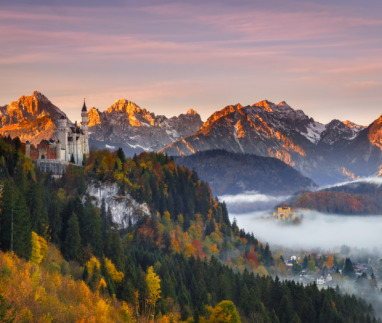 Neuschwanstein-kasteel in de Beierse Alpen bij zonsopkomst, nieuw Unesco-werelderfgoed 2025