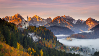 Neuschwanstein-kasteel in de Beierse Alpen bij zonsopkomst, nieuw Unesco-werelderfgoed 2025
