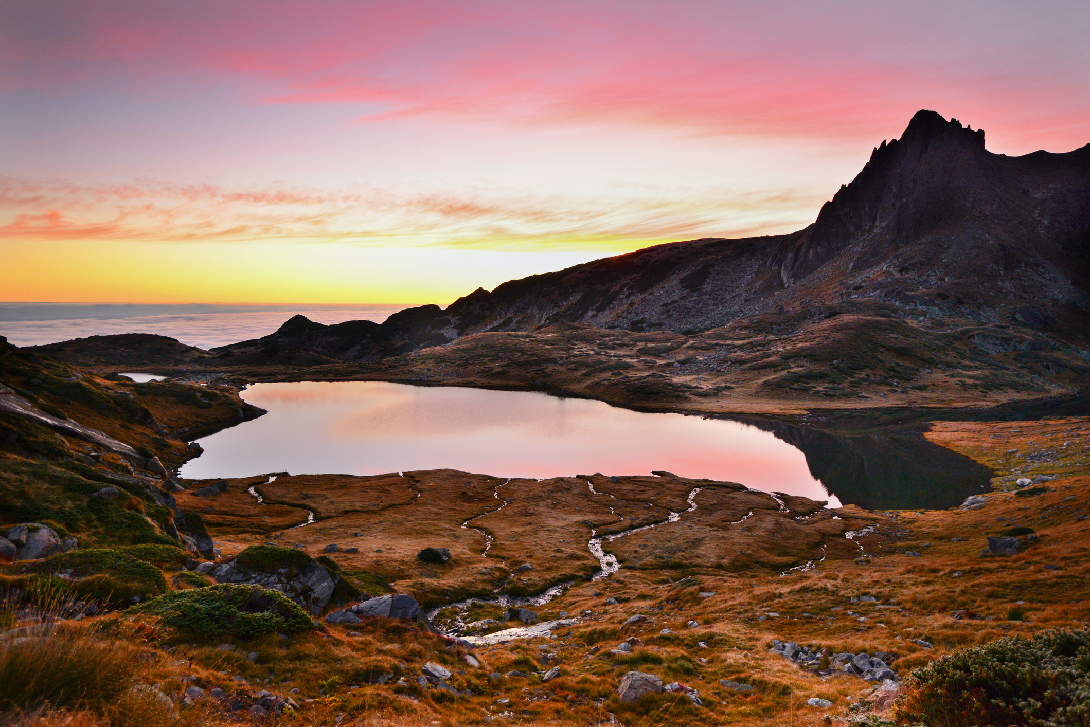 Op nog geen twee uur van de Bulgaarse hoofdstad Sofia ligt het Rila-gebergte, een rauw en betoverend berggebied vol heldere meren, steile pieken en kleurrijke bossen.