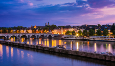 Sint Servaas-brug over de Maas-rivier in Maastricht