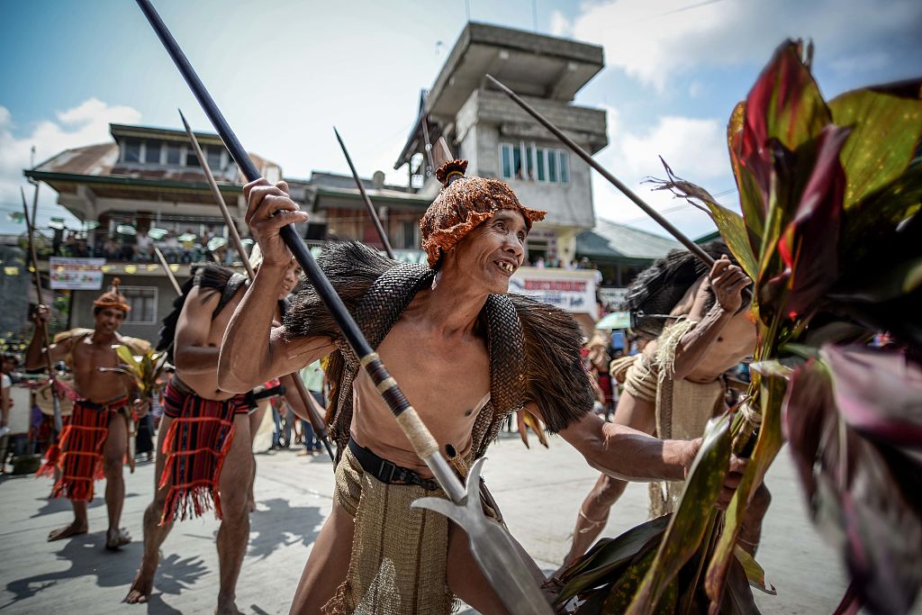 De Ifugao zijn de architecten achter de iconische rijstterrassen van Banaue, die al meer dan tweeduizend jaar geleden met de hand zijn gebouwd.