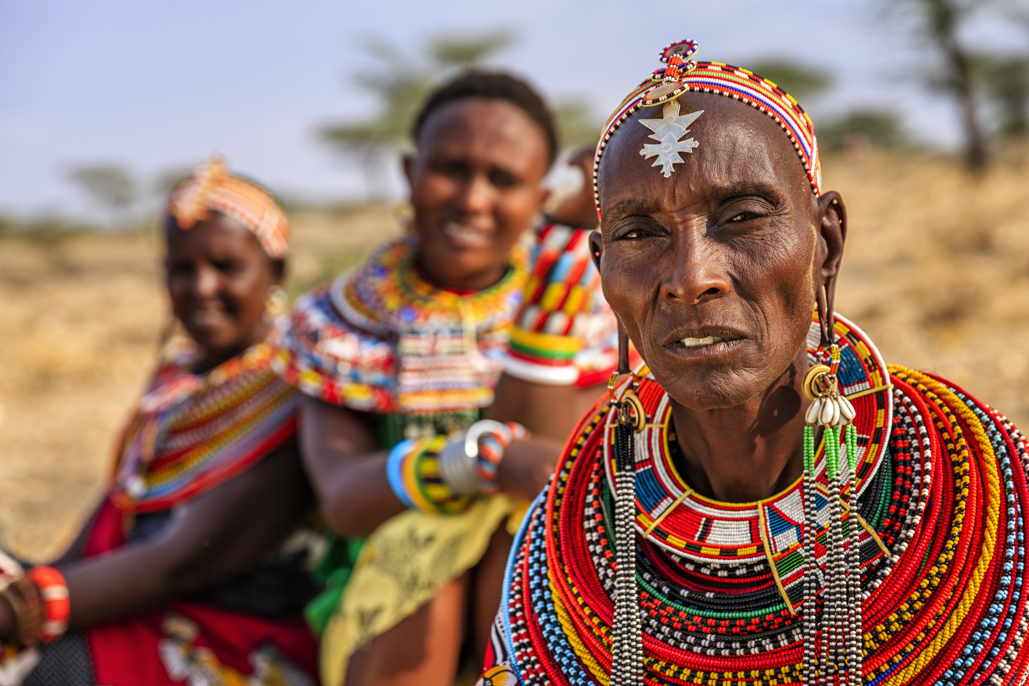 De Samburu zijn verwant aan de Masai, maar leven afgelegener in het noorden van Kenia. Hun cultuur is rijk aan dansen, ceremonies en kleurrijke sieraden. Wil je écht begrijpen hoe zij leven, overnacht dan in een traditionele manyatta: een eenvoudige hut van takken, modder en koeienmest.