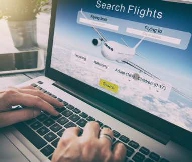 Reiziger zoekt vluchten op webbrowser van laptop
