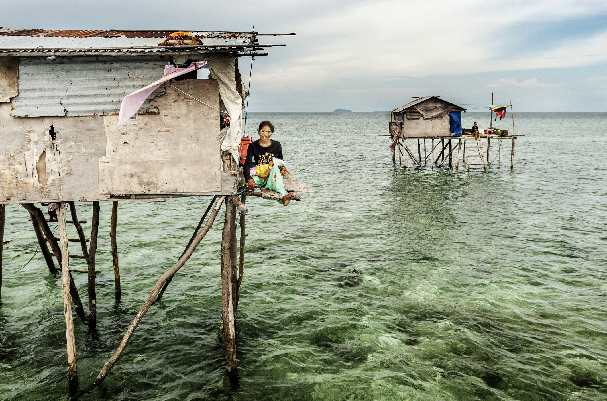 De Bajau, ook wel bekend als ‘zeenomaden’, leven letterlijk op zee. Ze wonen op houten huisjes op palen of in boten en staan bekend om hun uitzonderlijke duikvermogen.