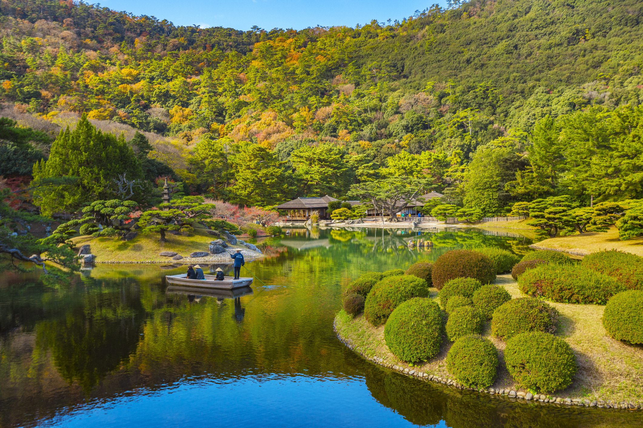 Shikoku is het meest ondergewaardeerde hoofdeiland van Japan, en precies daarom zo charmant. Hier geen grote steden, maar verstilde dorpjes, boeddhistische tempels en wandelpaden door rijstterrassen en bossen. 