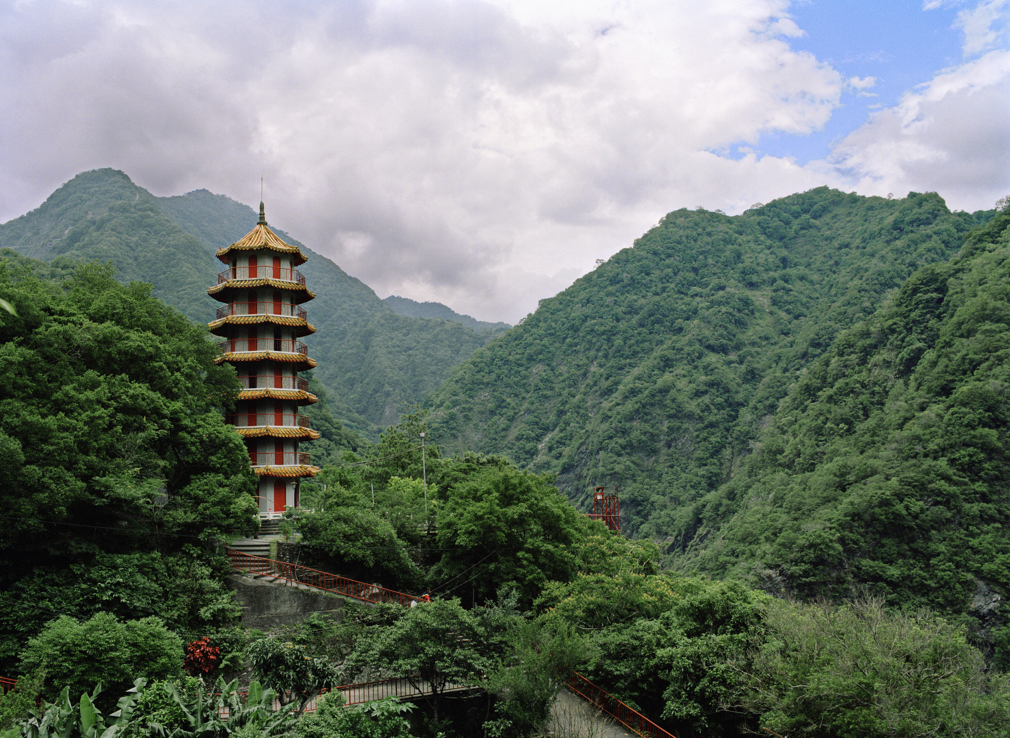 Taiwan is een bestemming die je niet simpelweg bezoekt, maar beleeft. Met zijn combinatie van natuur, cultuur, spiritualiteit en smaakexplosies is het een eiland dat je elke dag opnieuw weet te verrassen.