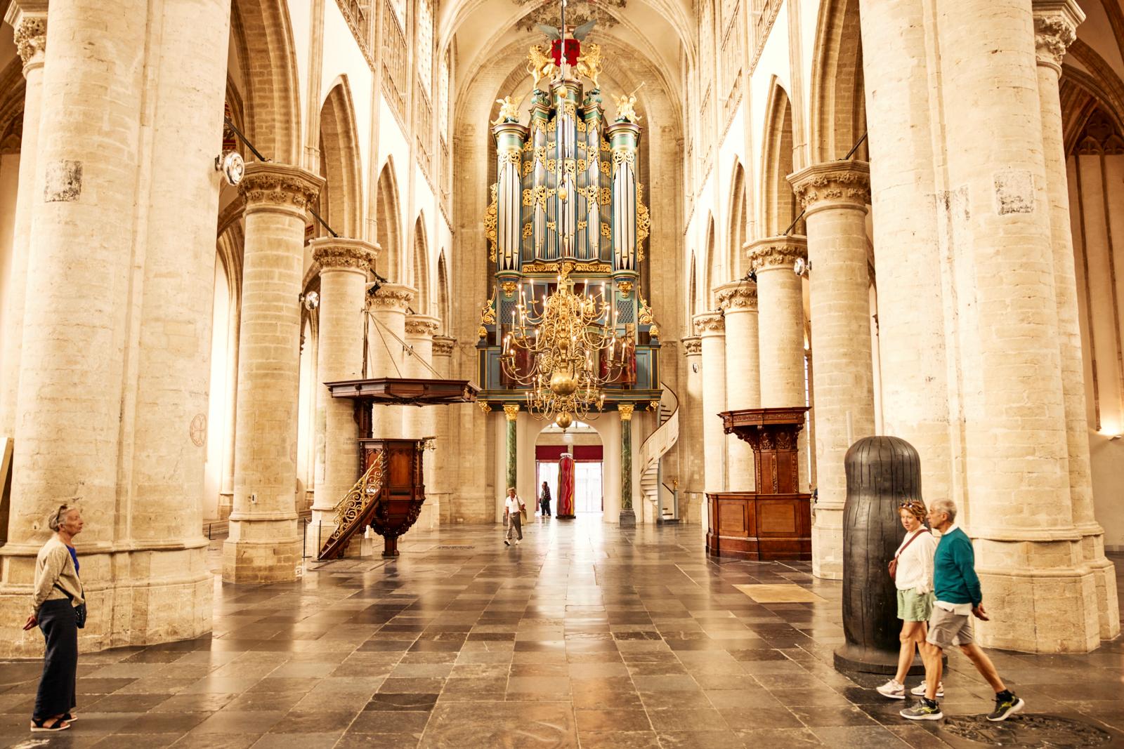 Te midden van de historische pracht en praal in de 97 meter hoge Onze-Lieve-Vrouwe- of Grote Kerk van Breda vindt ieder jaar een expositie plaats van een hedendaagse kunstenaar. 