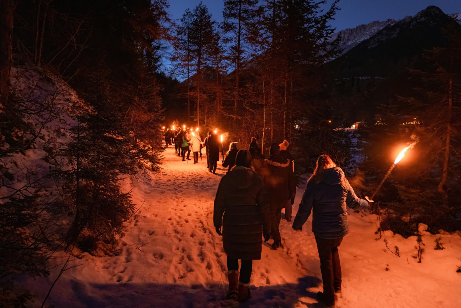 Nog sfeervoller dan deze kunstverlichting is een fakkelwandeling in Mösern. Tijdens deze winternachtwandeling schitteren de besneeuwde weiden en bossen van het Inntal als kristallen in het warme licht van de fakkels. 