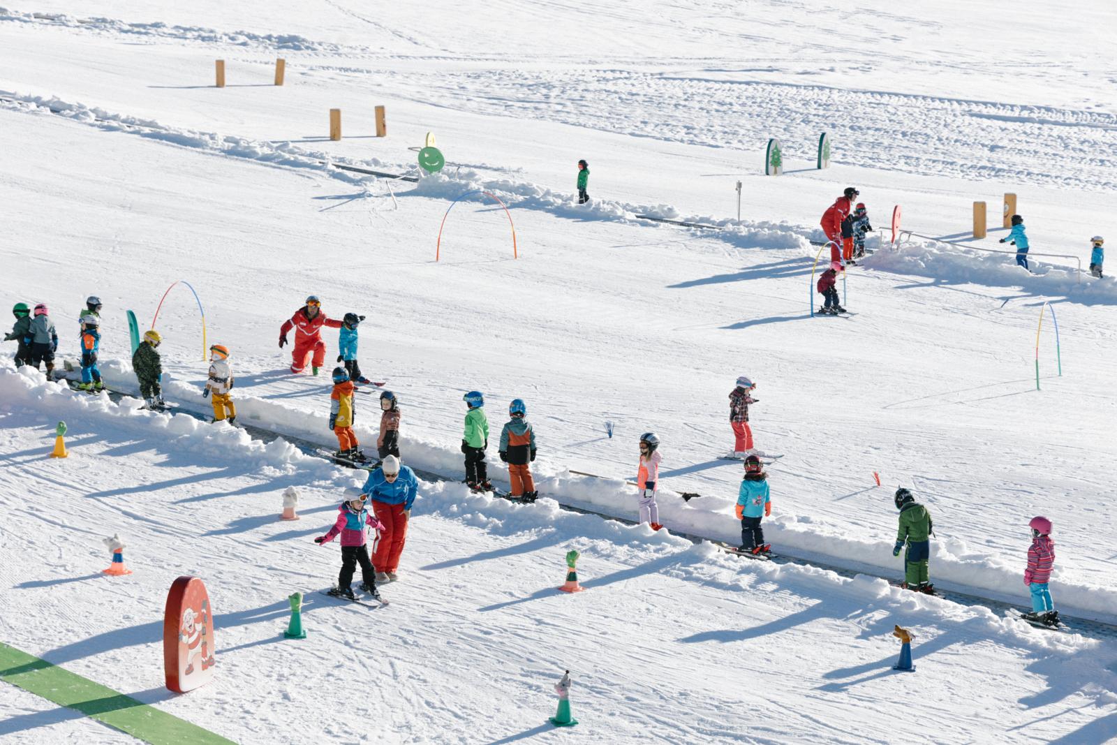Met het gezin op wintersport is niet goedkoop. Gelukkig skiën de kleintjes in het Bregenzerwald voor een kleine prijs. Gedurende drie weken in januari en maart kunnen kinderen van drie tot zes jaar zelfs gratis een vierdaagse skicursus volgen en krijgen ze daarnaast een 3TälerPass-skipas voor zes dagen cadeau. 