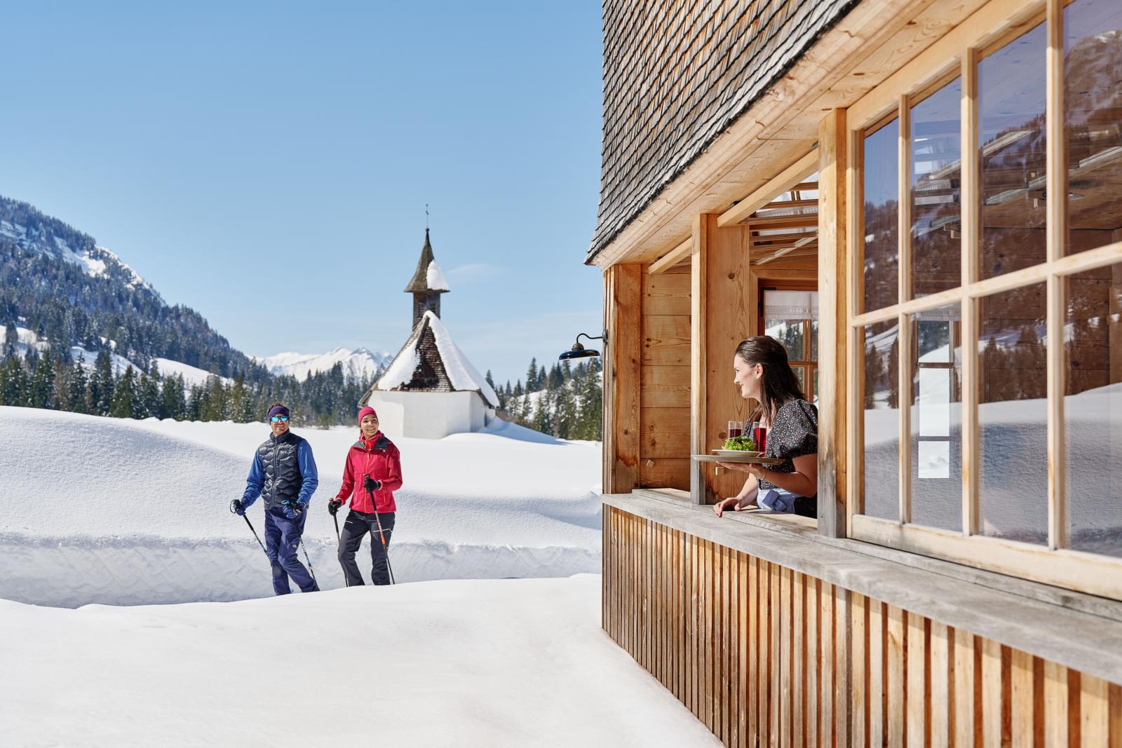 Indrukwekkende winterlandschappen, smaakvolle architectuur, gezellige berghutten en uitstekende restaurants: een winters verblijf in het Bregenzerwald smaakt naar meer. Een drietal culinaire winterwandelingen combineert winters natuurschoon met het proeven van regionale specialiteiten. Je wandelt door de mooiste plekjes in het Bregenzerwald en geniet onderweg van een regionaal ontbijt, lunch en dessert. 