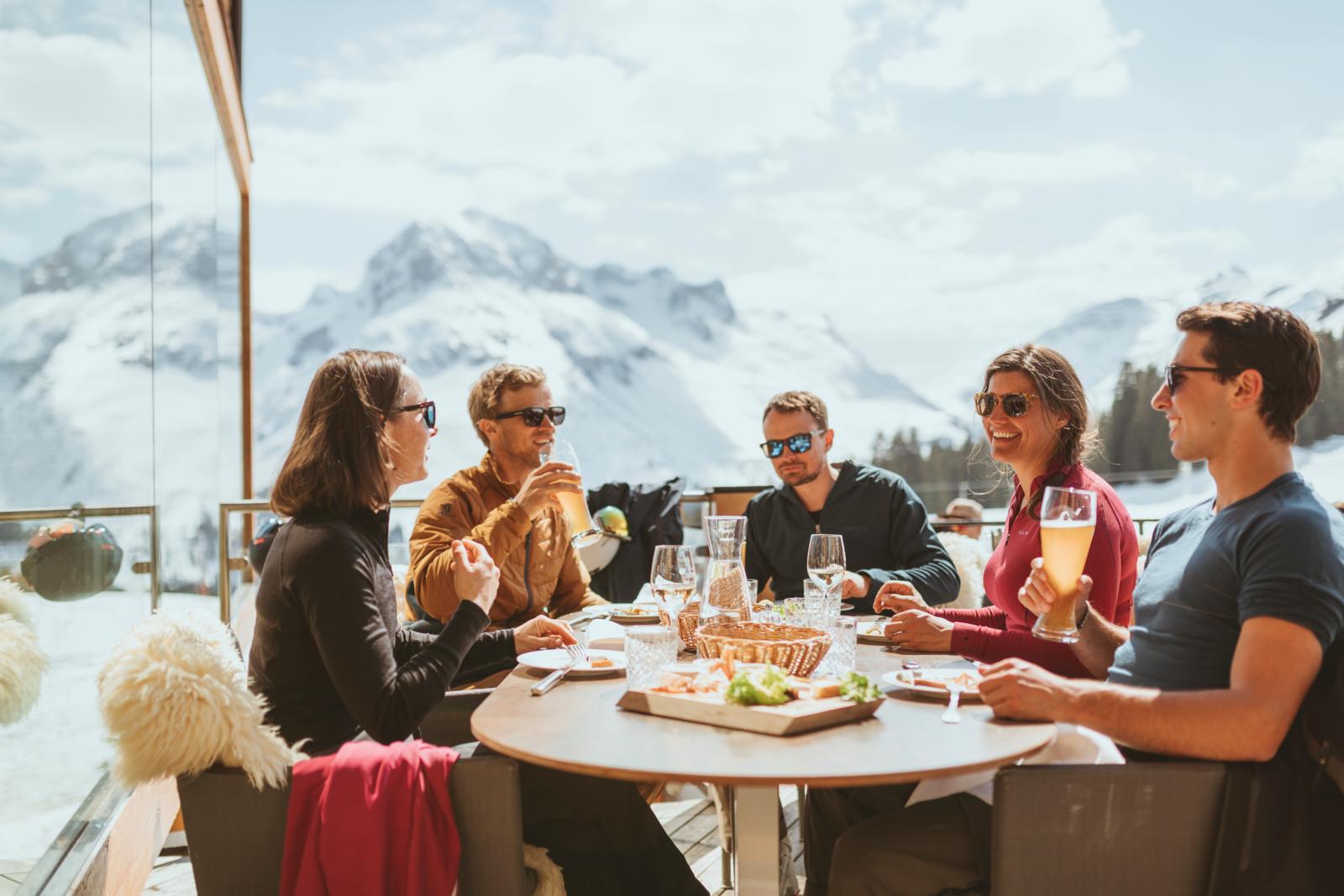 Misschien is het omdat de Arlberg het grootste skigebied van Oostenrijk is dat een andere topprestatie bijna ondersneeuwt: nergens ter wereld vind je een hogere concentratie prijswinnende restaurants per inwoner. 