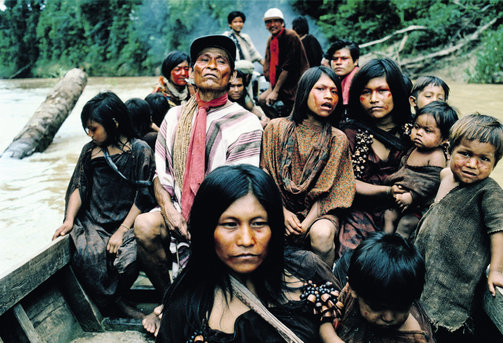 De Asháninka leven in het grensgebied tussen Peru en Brazilië en zijn meesters in medicinale plantenkennis. Hun kleurrijke tunieken en gezichtsversieringen zijn visueel kenmerkend, maar wat vooral opvalt is hun gastvrijheid.