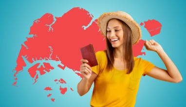 Meisje houdt blij haar paspoort vast boven een kaart van Singapore: het land met het machtigste paspoort ter wereld in 2025