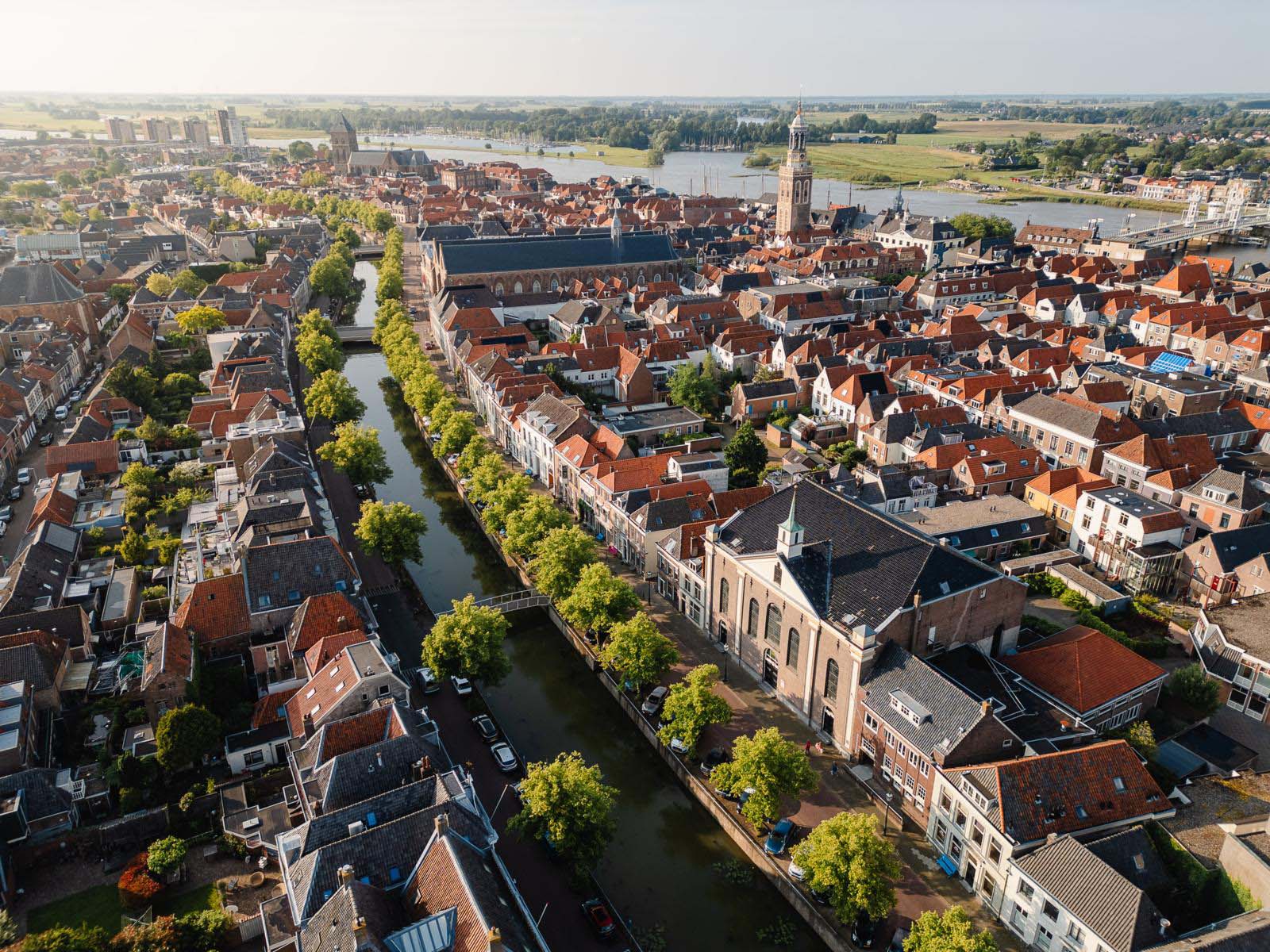 In de Voorstraat in Kampen staat het oudste bewaarde stenen woonhuis van de stad, prachtig in ere hersteld. Uit archeologisch onderzoek bleek dat hier eeuwen geleden al bier werd gebrouwen door de familie Aeltsz. 