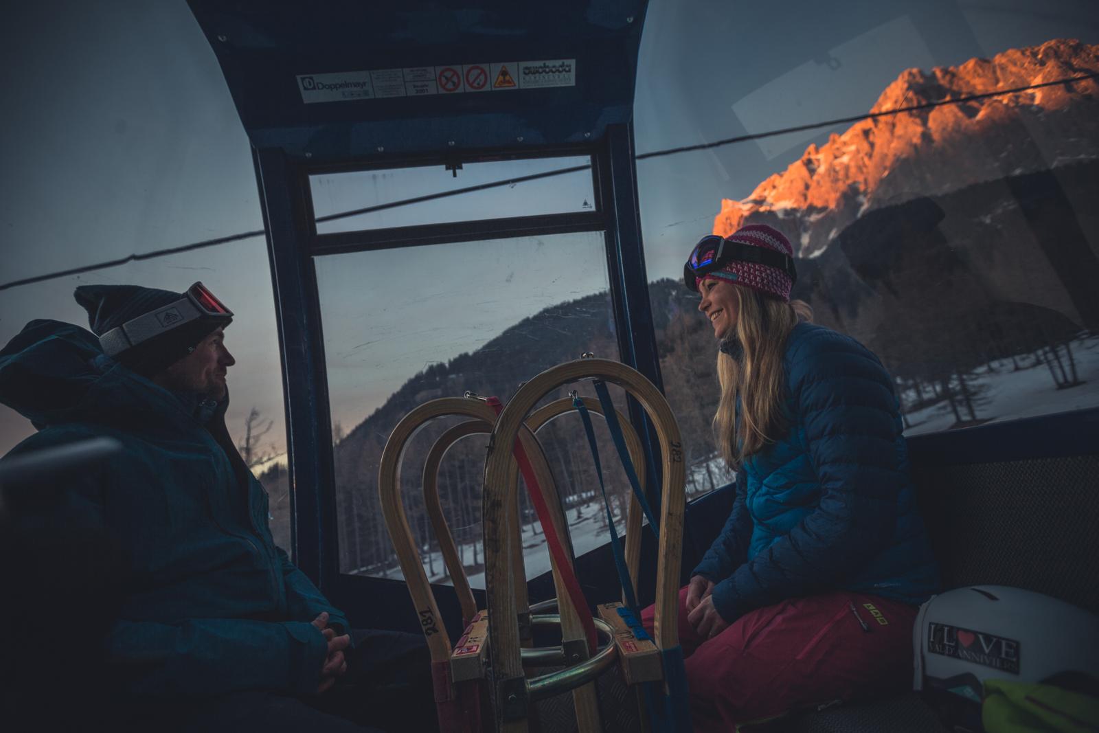 De langste natuurrodelbaan van de regio vind je bij Grubigstein in Lermoos. Met een lengte van 2,8 kilometer en 330 meter hoogteverschil is sleeën hier - overdag of bij kunstlicht - minstens zo avontuurlijk als skiën op de pistes. En wie op vakantie lang op mag blijven, kan in Ehrwald tot ’s avonds laat op de slee stappen. Op de afdaling hier suis je vierhonderd meter naar beneden op een traject dat maar liefst drie kilometer lang is.