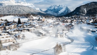 Winterpanorama van Seefeld met het Seekirchl en besneeuwde bergen in Tirol, Oostenrijk