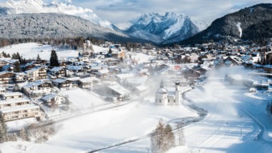 Winterpanorama van Seefeld met het Seekirchl en besneeuwde bergen in Tirol, Oostenrijk