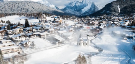 Winterpanorama van Seefeld met het Seekirchl en besneeuwde bergen in Tirol, Oostenrijk