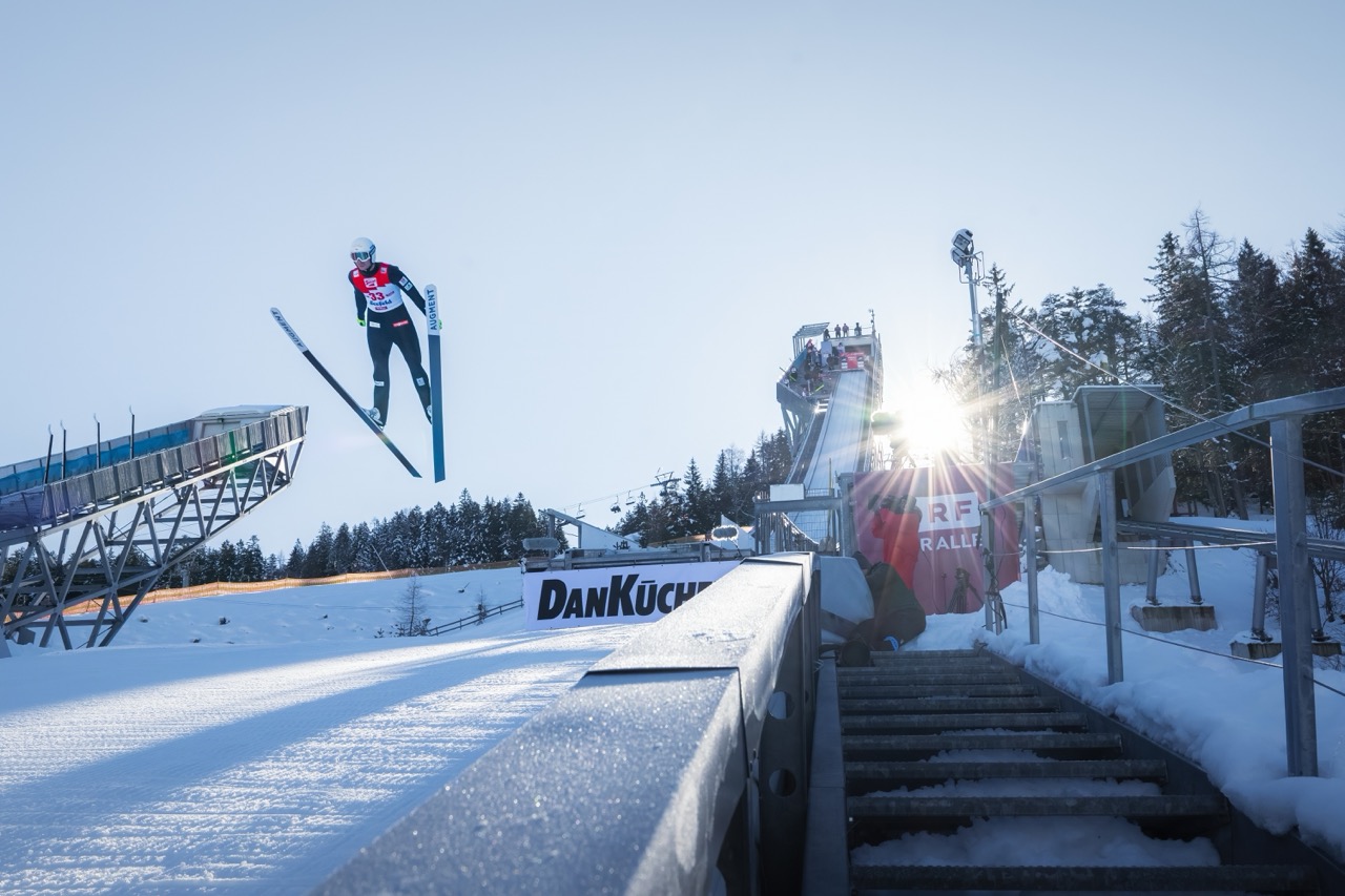 Drie dagen lang verzamelt de wereldtop van de skisport zich in Tirol. Van 30 januari tot en met 1 februari 2026 is Seefeld het toneel voor de Wereldbeker Noorse Combinatie – voor de niet-ingewijden: een combinatiesport met zowel schansspring- als langlaufonderdelen. 