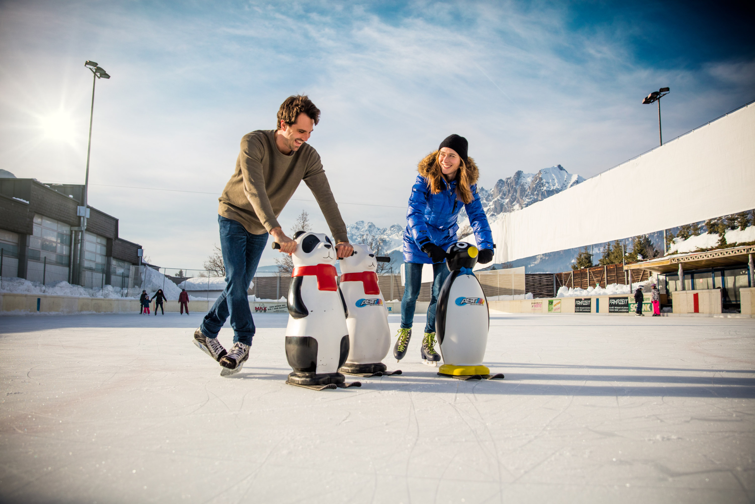 In St. Johann in Tirol is de Panorama Badewelt, met een oppervlakte van 1800 vierkante meter, een heerlijke kunstijsbaan in de frisse buitenlucht. De baan is geschikt voor schaatsers van alle leeftijden, of je nu een beginner bent of een getalenteerde ijsacrobaat.