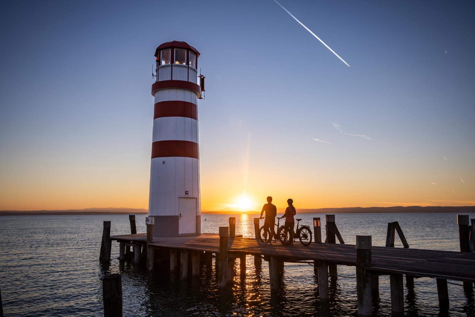 Het Neusiedlermeer, dat zich over de Pannonische vlakte uitstrekt tot in Hongarije, is het grootste meer van Oostenrijk en meest westelijke steppemeer van Europa. Ondanks het formaat is het water gemiddeld anderhalve meter diep. Waar je ook te water gaat, vrijwel overal kun je staan. 